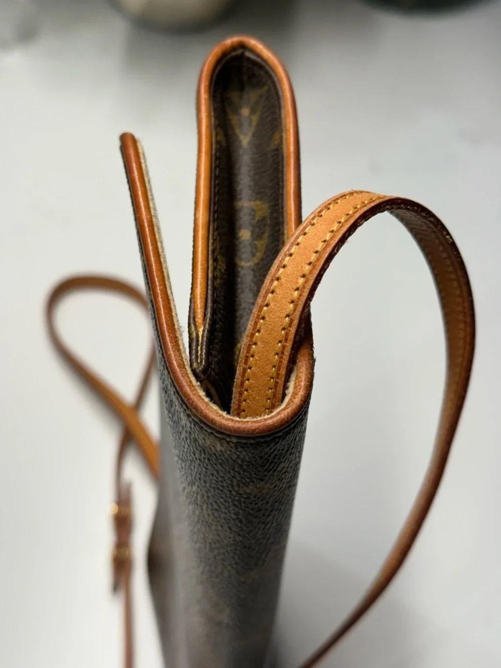 Louis Vuitton Monogram Shoulder/Crossbody Pouchette in Classic LV Monogram - Picture 4 of 16